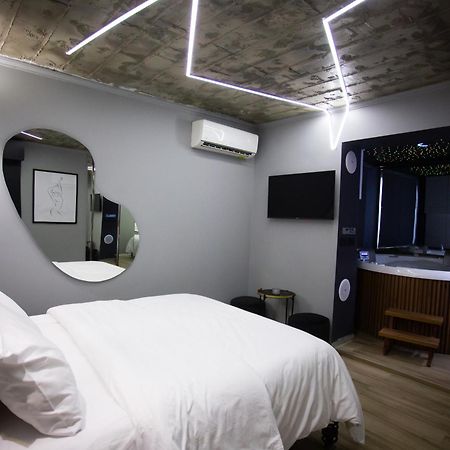 The Bubbles - Jacuzzi Hotel Тирана Екстериор снимка