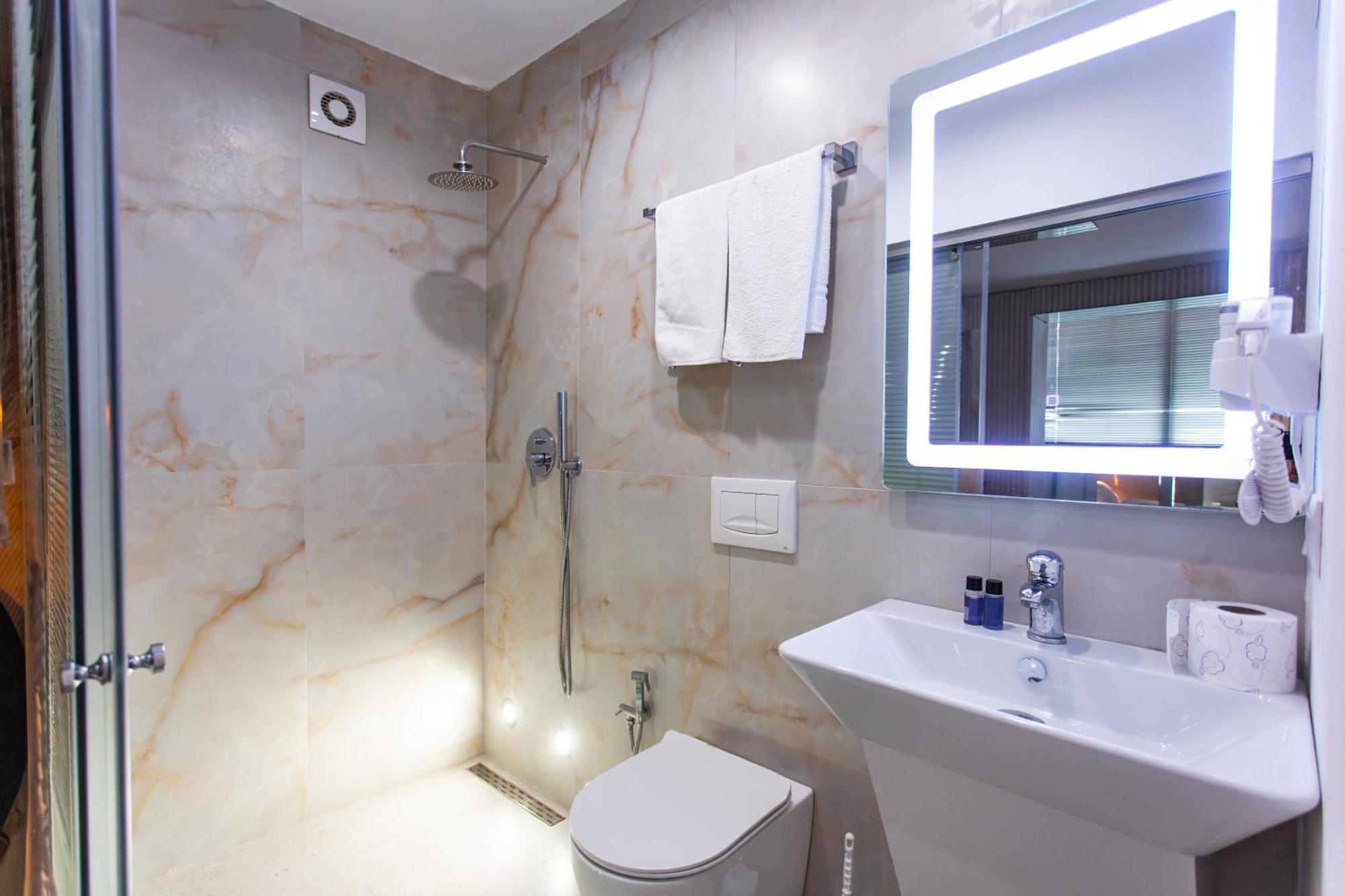 The Bubbles - Jacuzzi Hotel Тирана Екстериор снимка