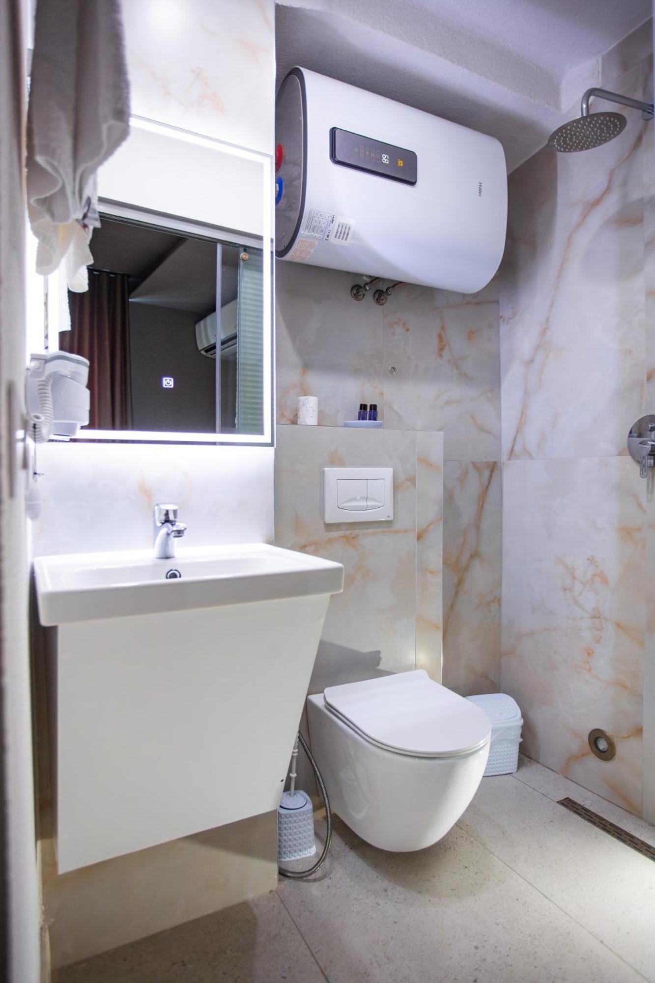 The Bubbles - Jacuzzi Hotel Тирана Екстериор снимка