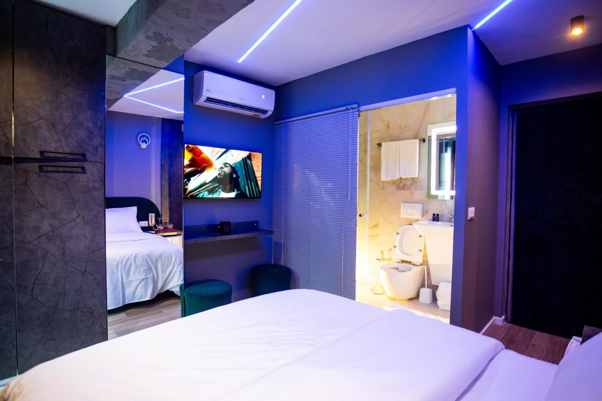The Bubbles - Jacuzzi Hotel Тирана Екстериор снимка