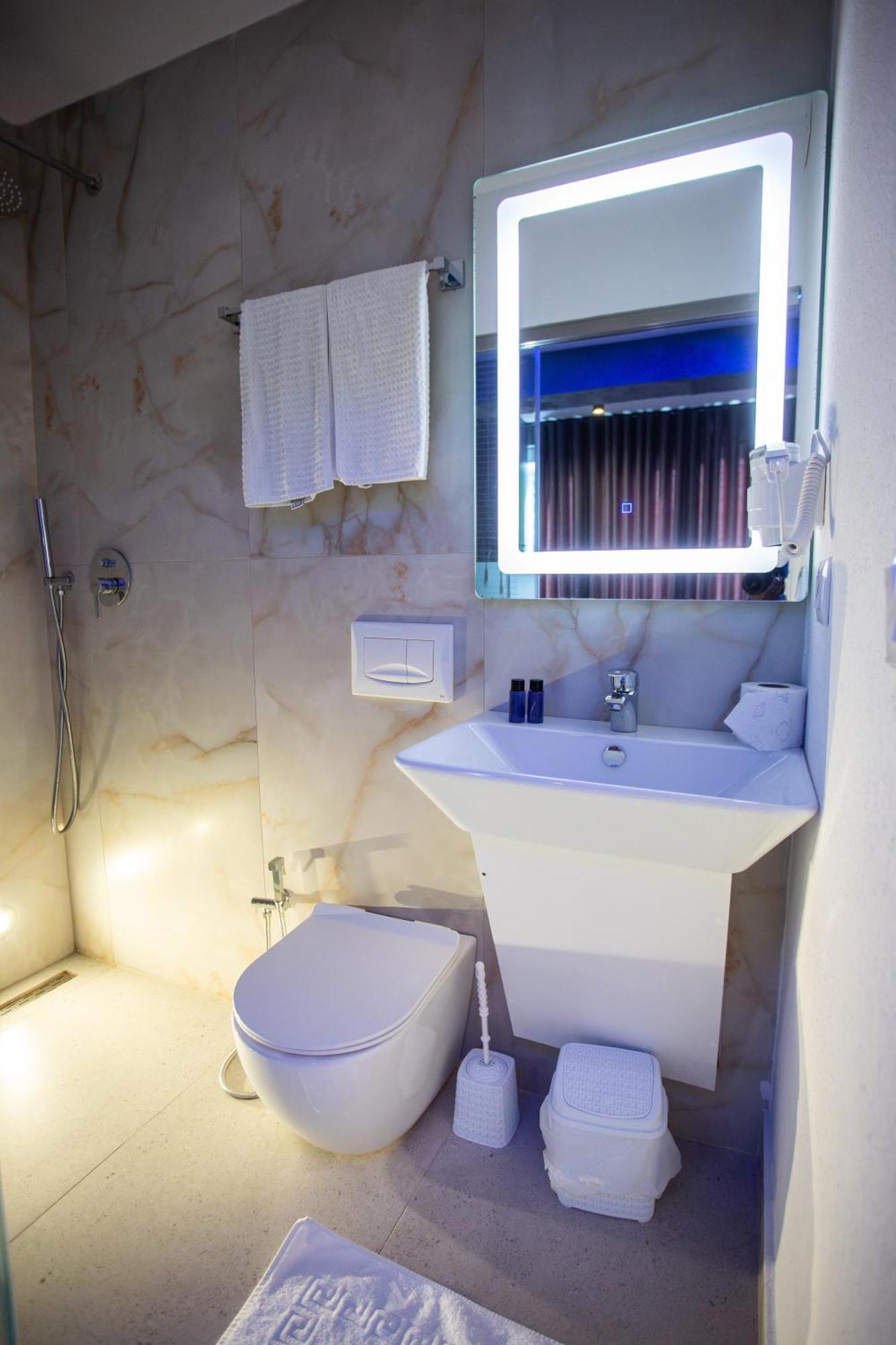 The Bubbles - Jacuzzi Hotel Тирана Екстериор снимка