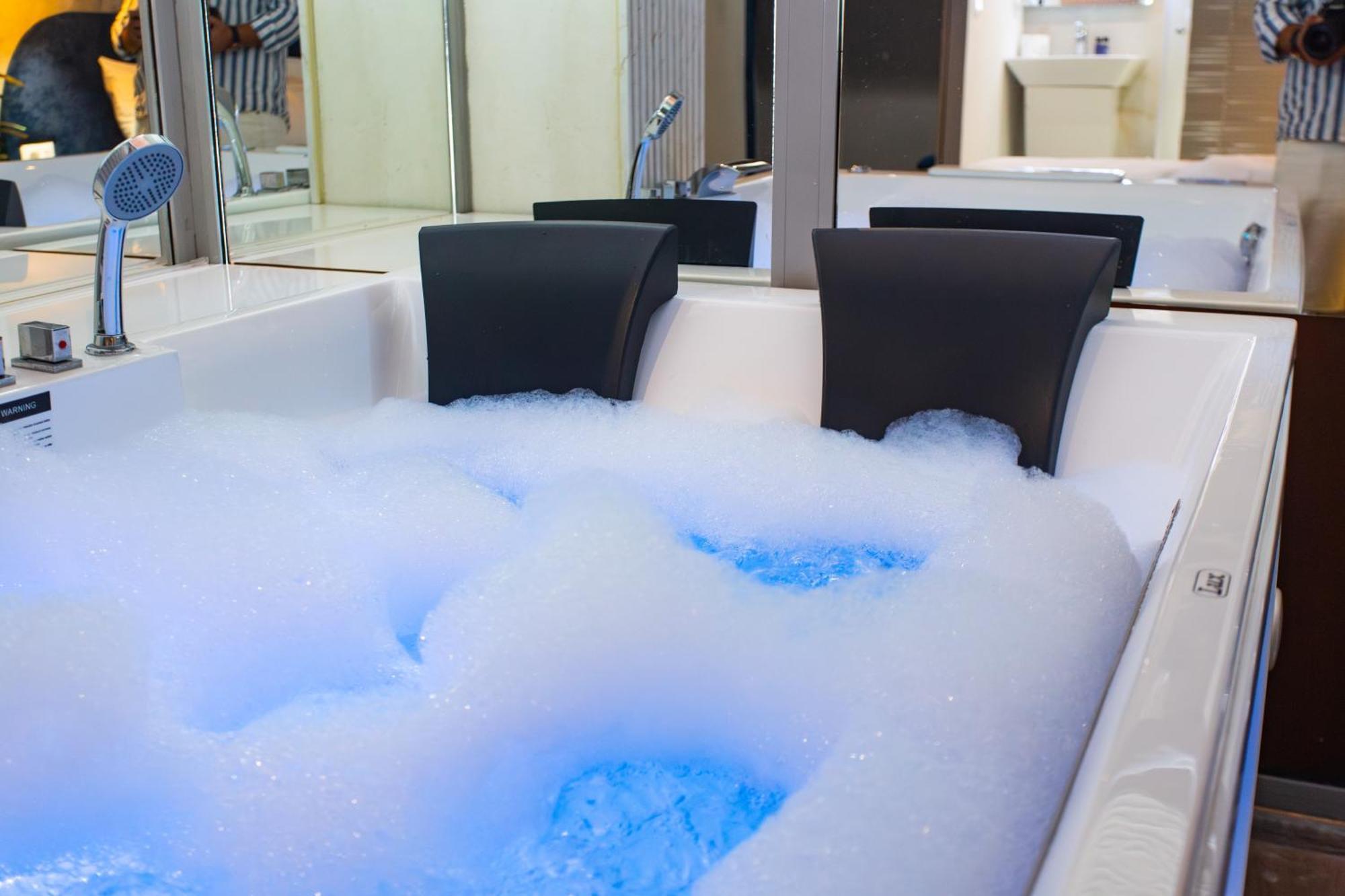 The Bubbles - Jacuzzi Hotel Тирана Екстериор снимка