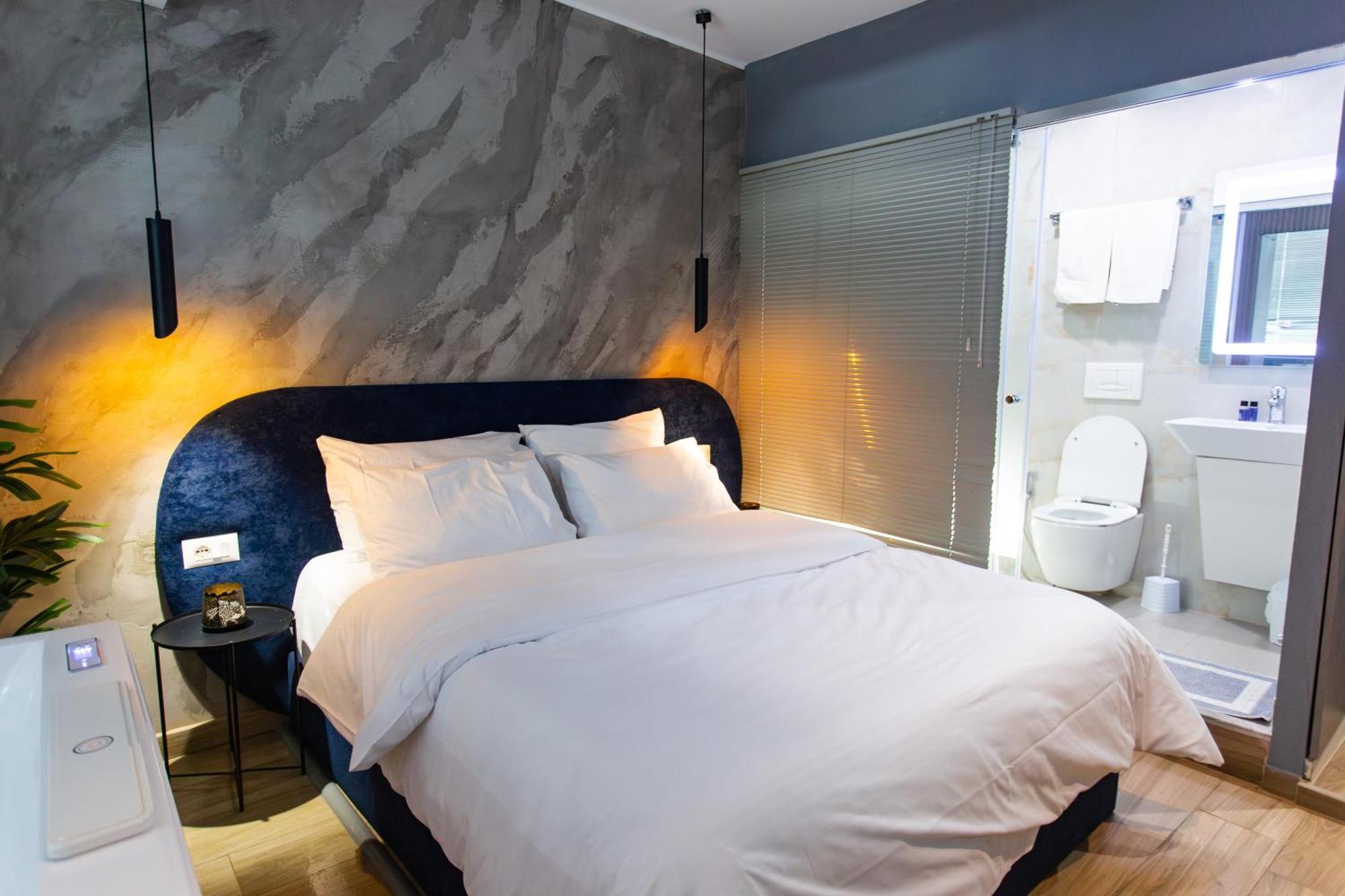 The Bubbles - Jacuzzi Hotel Тирана Екстериор снимка