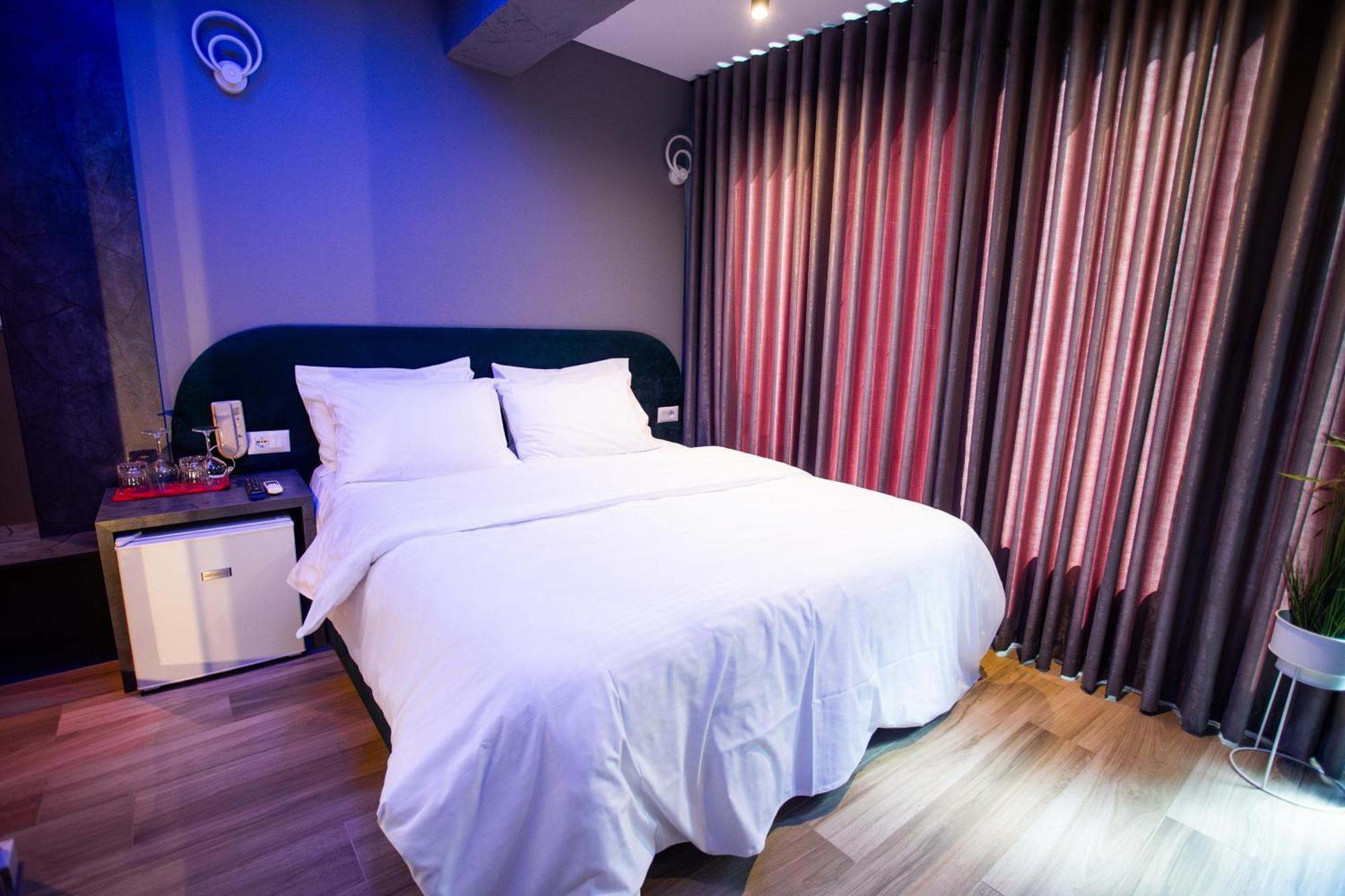The Bubbles - Jacuzzi Hotel Тирана Екстериор снимка