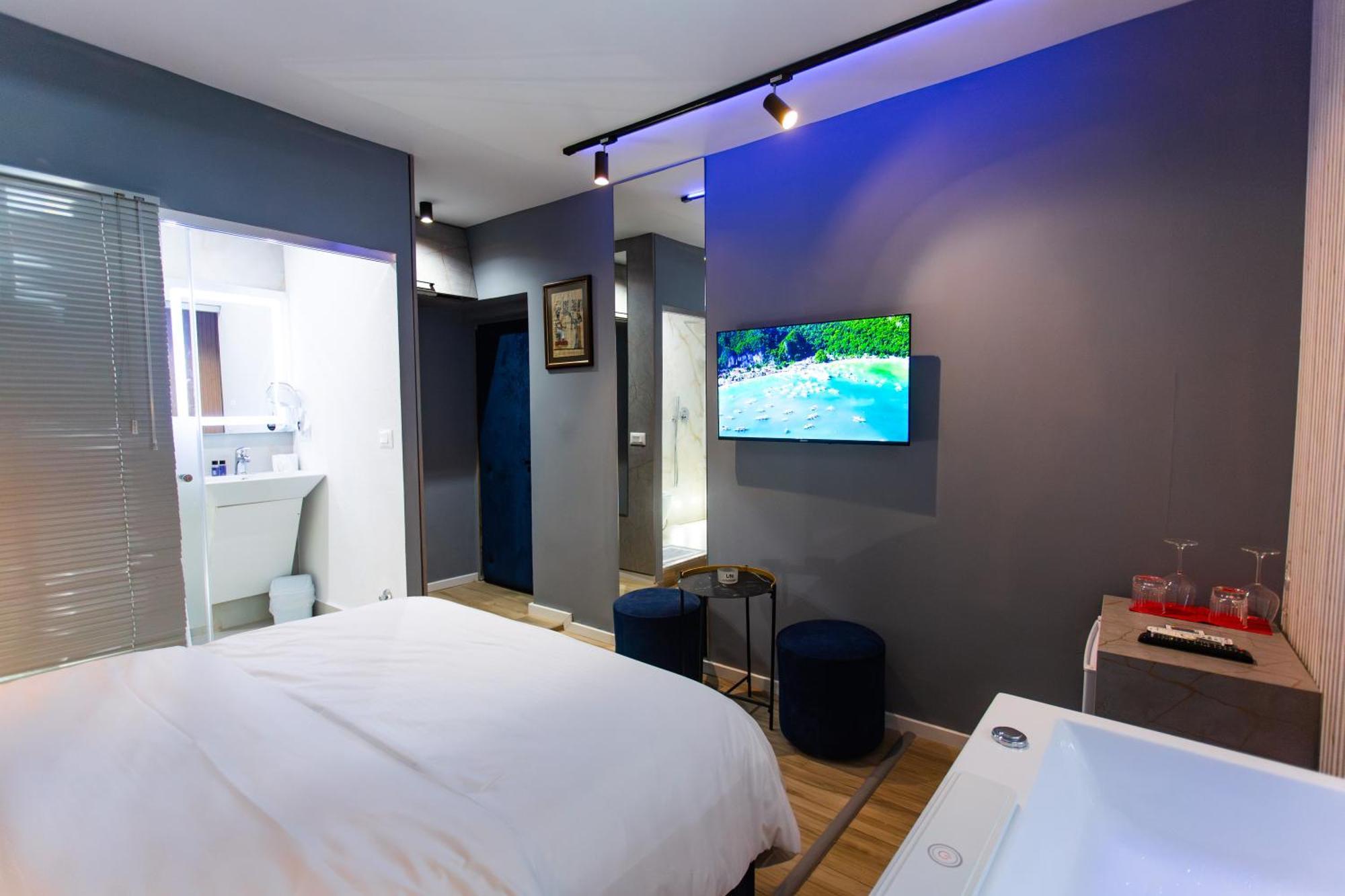 The Bubbles - Jacuzzi Hotel Тирана Екстериор снимка
