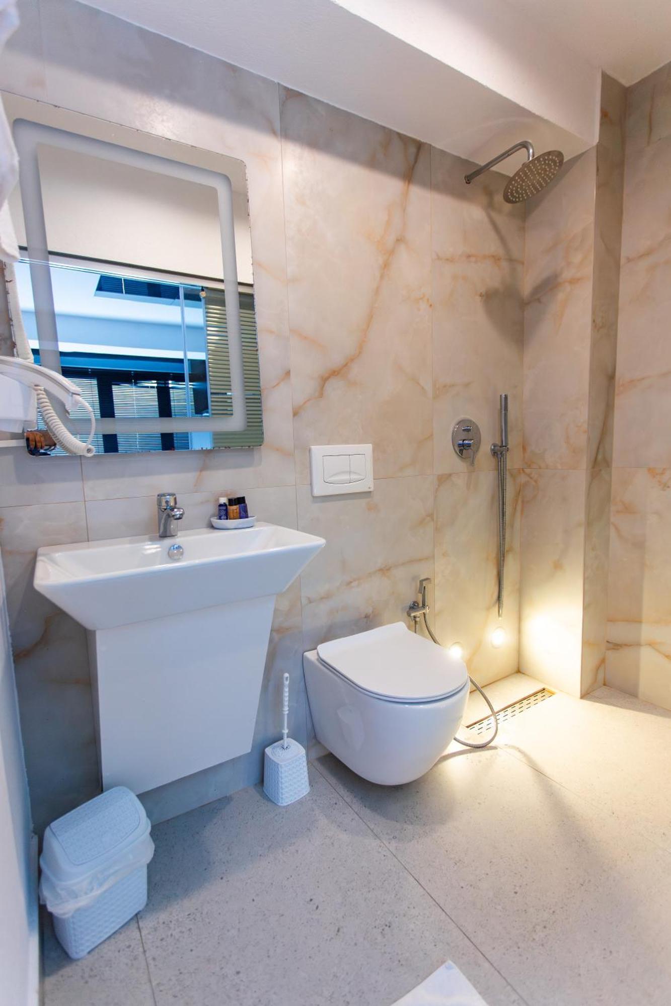 The Bubbles - Jacuzzi Hotel Тирана Екстериор снимка
