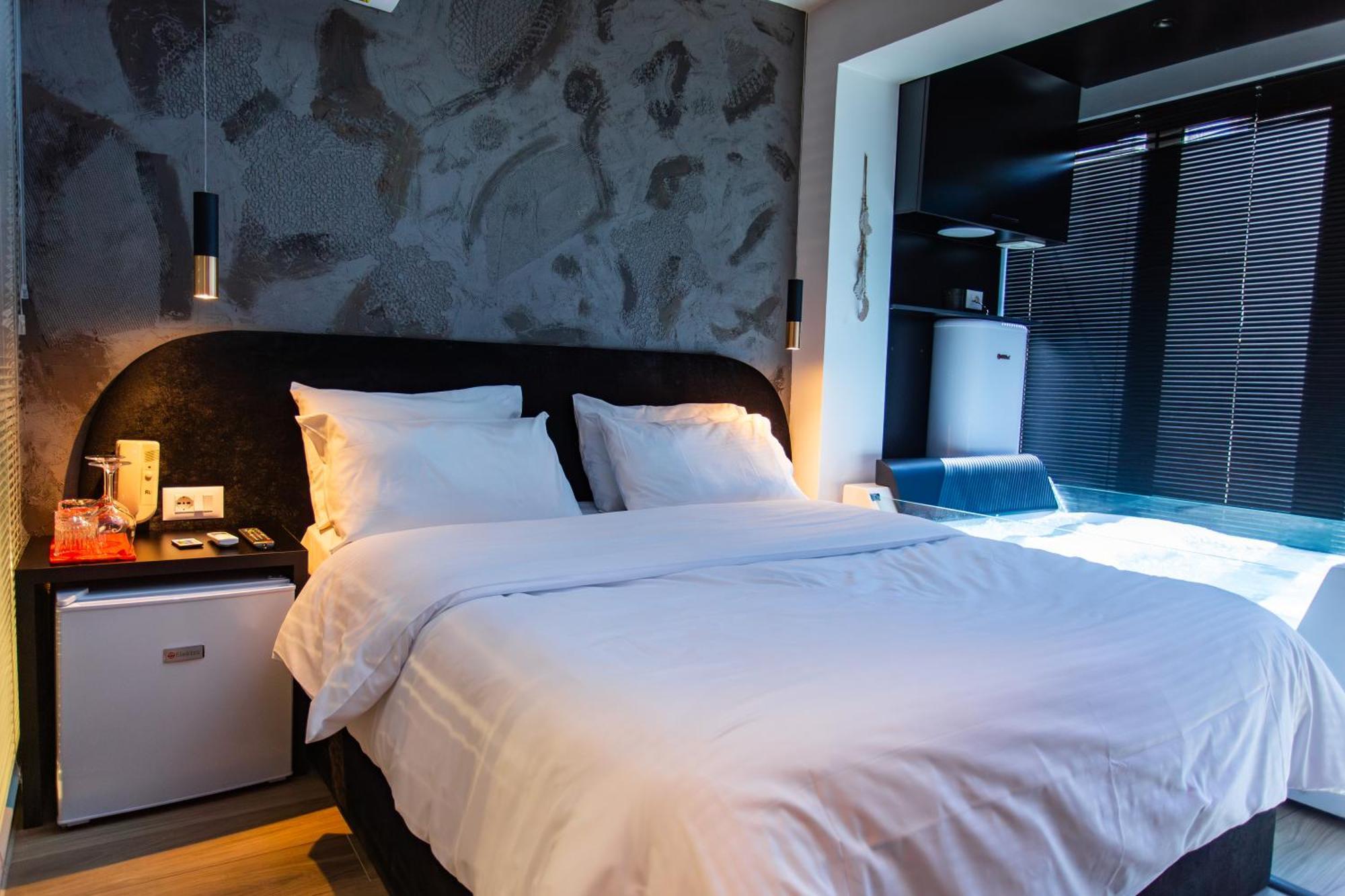 The Bubbles - Jacuzzi Hotel Тирана Екстериор снимка