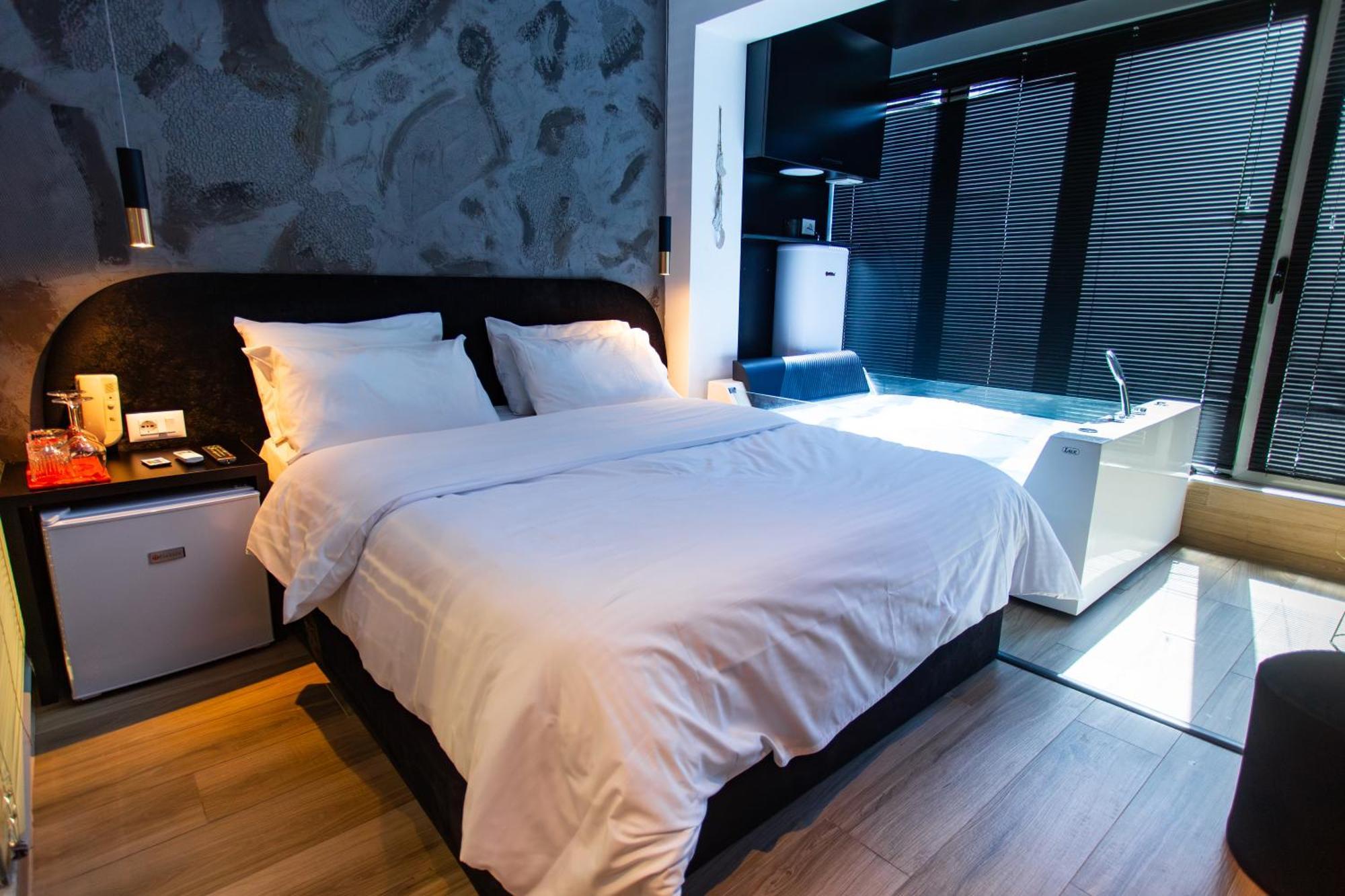 The Bubbles - Jacuzzi Hotel Тирана Екстериор снимка