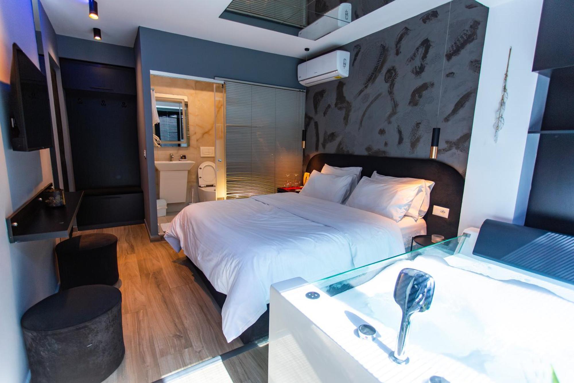The Bubbles - Jacuzzi Hotel Тирана Екстериор снимка