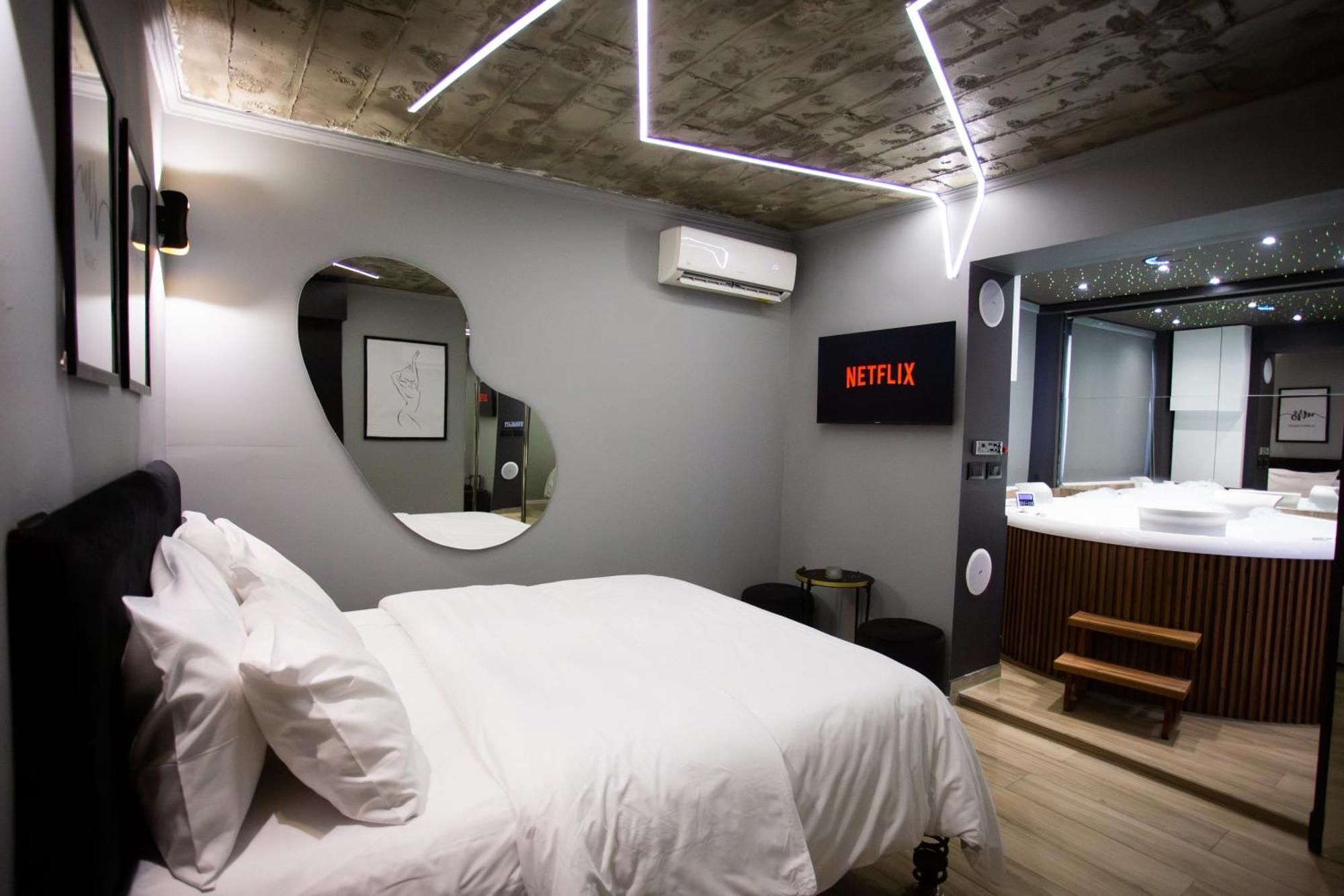 The Bubbles - Jacuzzi Hotel Тирана Екстериор снимка