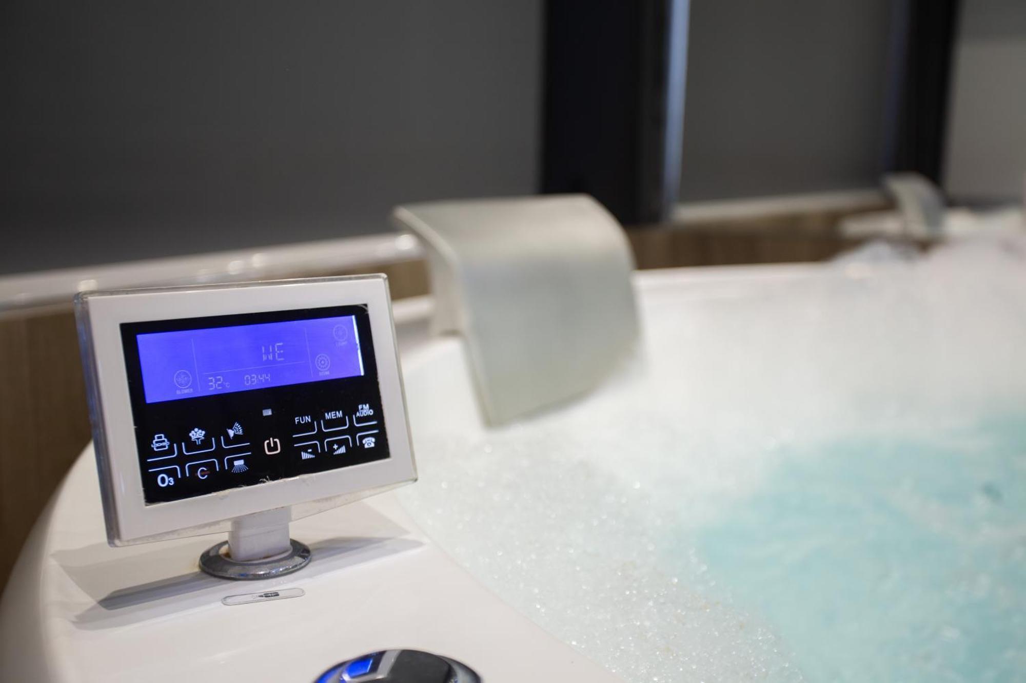 The Bubbles - Jacuzzi Hotel Тирана Екстериор снимка