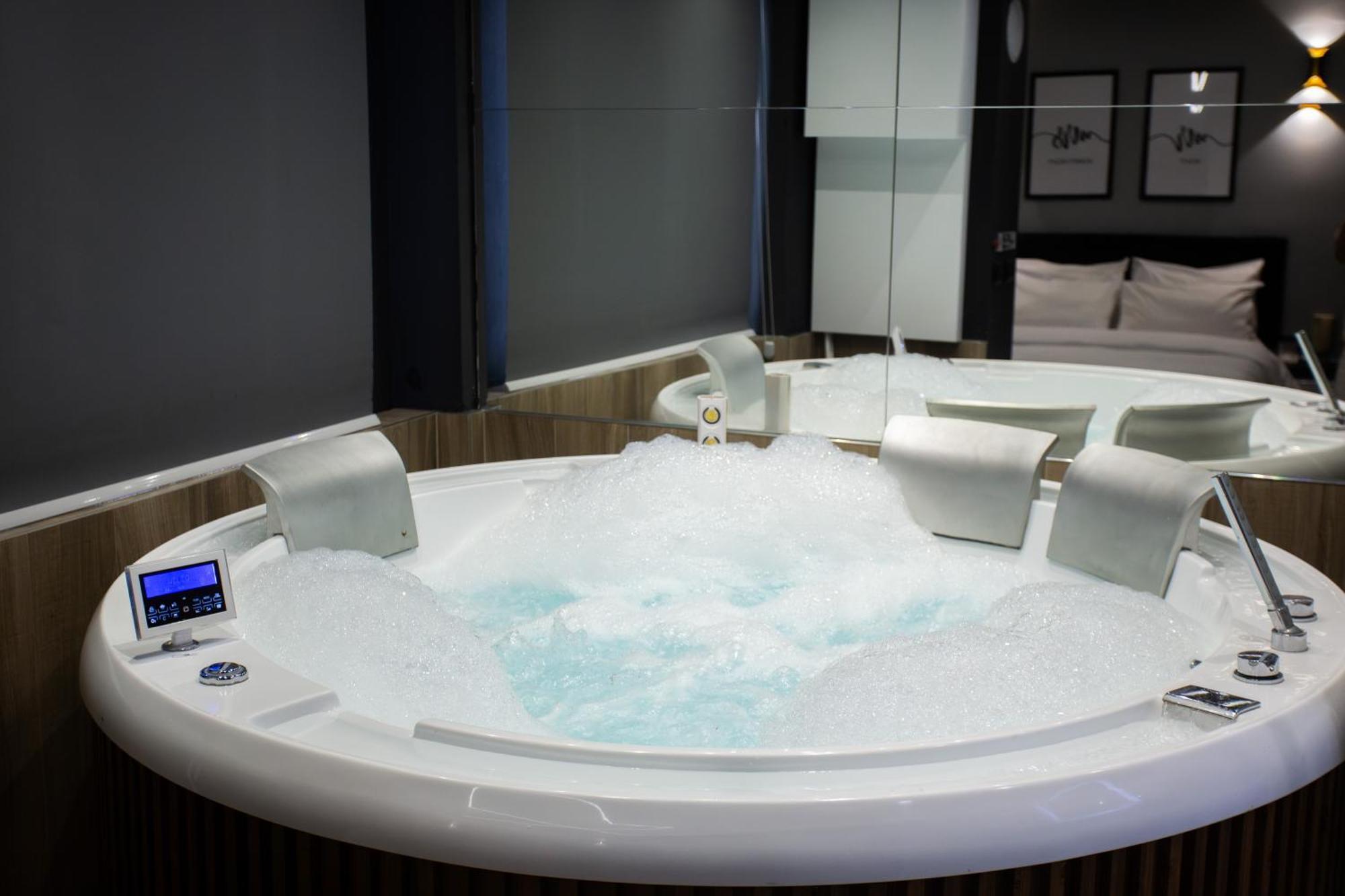 The Bubbles - Jacuzzi Hotel Тирана Екстериор снимка