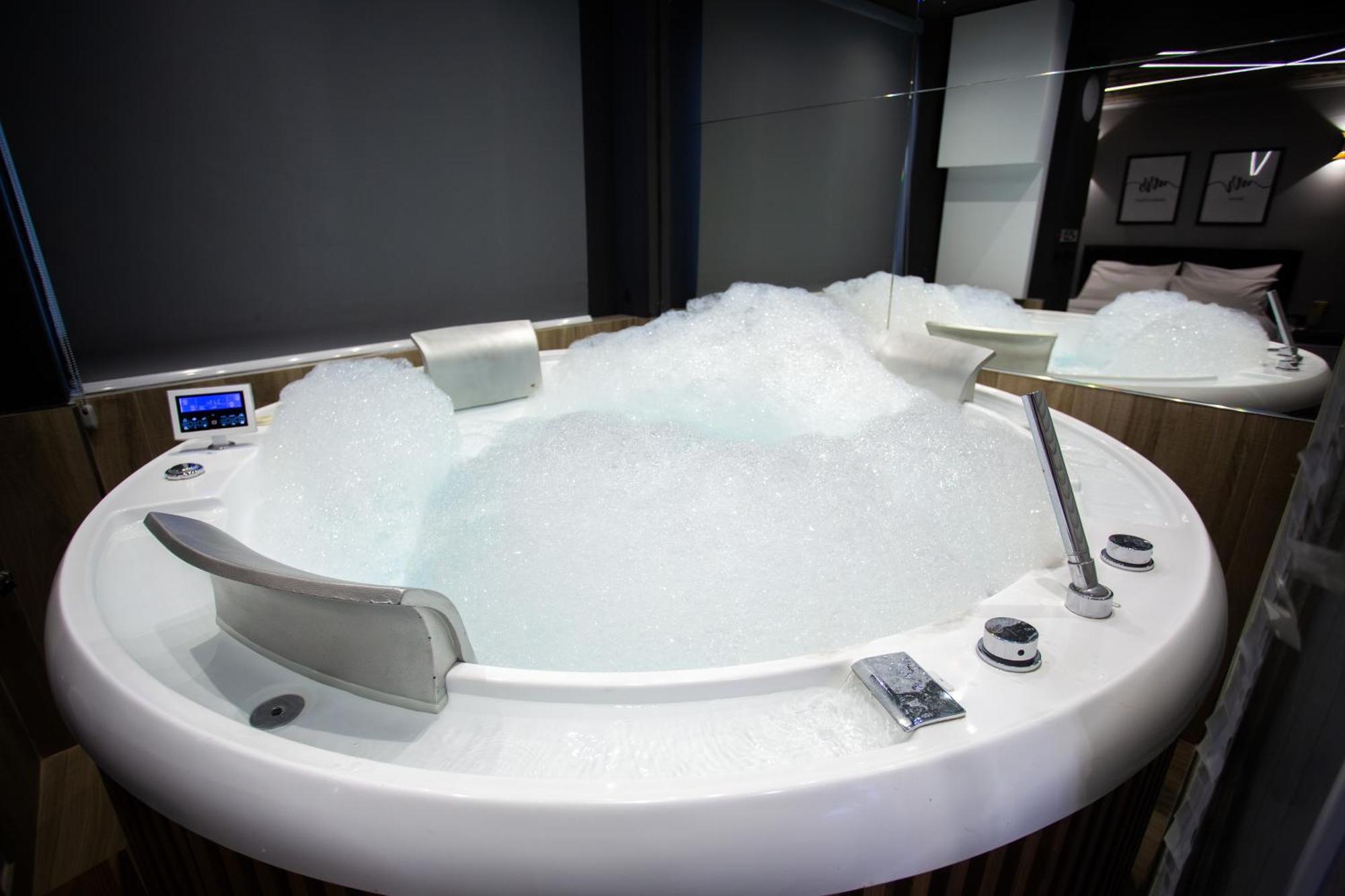 The Bubbles - Jacuzzi Hotel Тирана Екстериор снимка